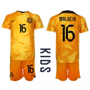 Nederländerna Tyrell Malacia #16 Hemmaställ Barn VM 2022 Kortärmad (+ Korta byxor)